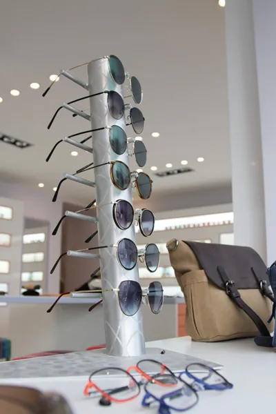 présentoir à lunettes dans un magasin