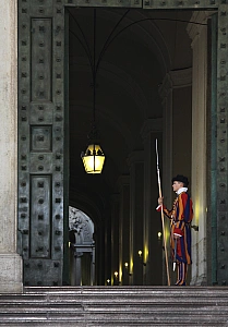 Un garde devant le Vatican