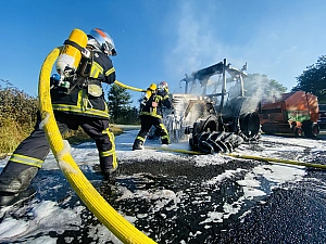Extinction du tracteur par les pompiers